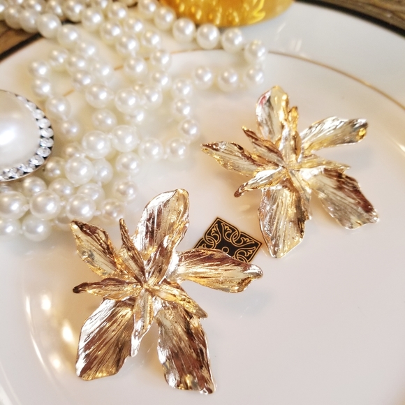 Redvelvetrebel Jewelry - NWT LARGE GOLD FLOWER BOHO POST EARRINGS